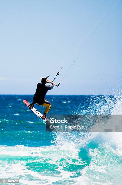 Foto de Voando Kite Surfe e mais fotos de stock de Kiteboarding - Kiteboarding, Esporte Aquático, Movimento
