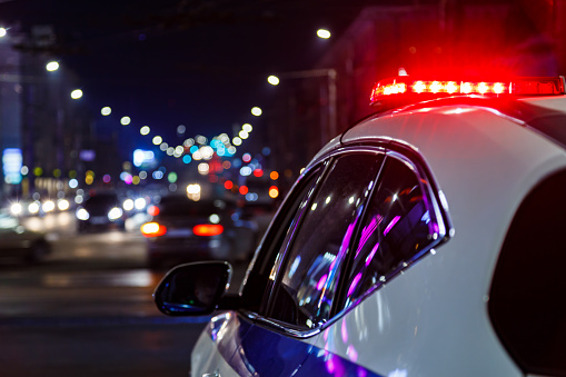 luces de coche de policía en la ciudad nocturna con enfoque selectivo y bokeh photo