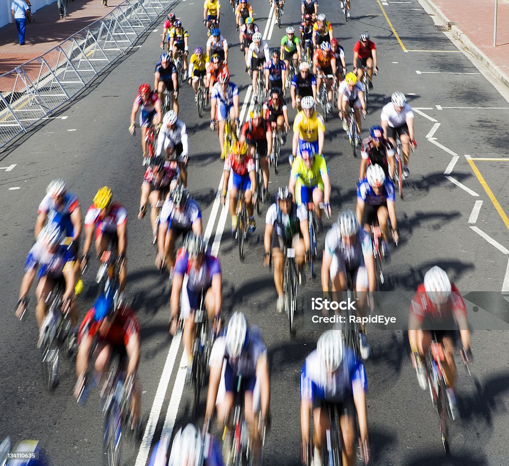 Pack de cyclistes - Photo de Faire du vélo libre de droits