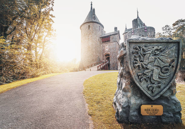 кастель кох и монолит дракона в кардиффе, великобритания - castle cardiff wales welsh culture стоковые фото и изображения