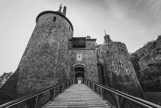 замок кох в кардиффе великобритания, в черно-белом варианте - castle cardiff wales welsh culture стоковые фото и изображения