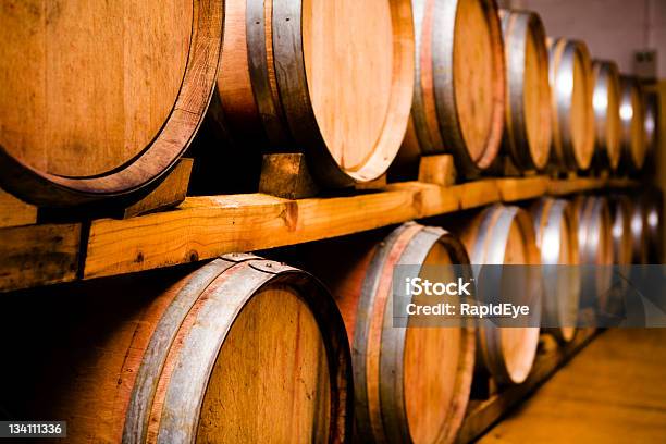 Вино Casks Series — стоковые фотографии и другие картинки Бочка для вина - Бочка для вина, Древесина дуба, Бочка