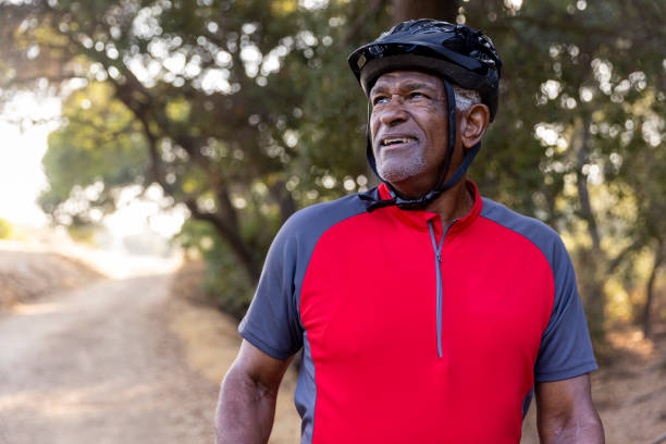 ciclismo do homem negro sênior - african descent cycling men bicycle - fotografias e filmes do acervo