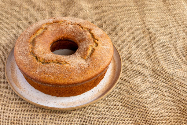 torta di mele cosparsa di zucchero e cannella - bagel bread isolated circle foto e immagini stock