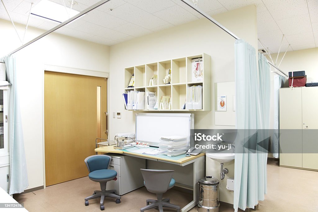 Кабинет врача стол и стулья в больнице - Стоковые фото Кабинет врача роялти-фри