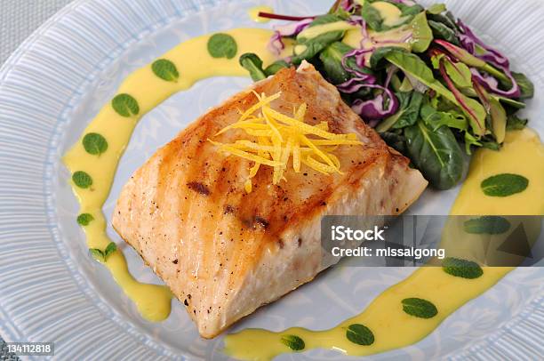 Filete De Atún A La Parrilla Foto de stock y más banco de imágenes de Alimento - Alimento, Aliño para la ensalada, Amarillo - Color