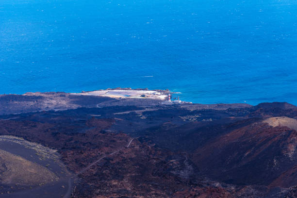 paesaggio vulcanico, faro e salina di fuencaliente, la palma - travel la palma canary islands san antonio foto e immagini stock