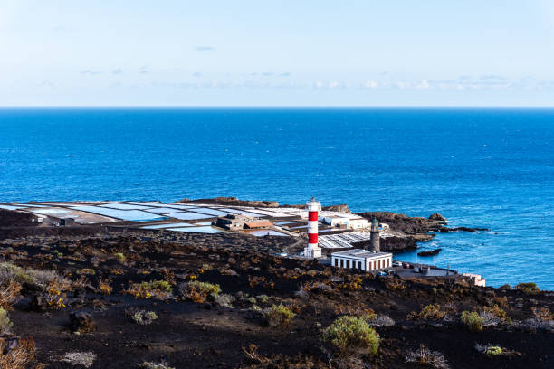 paesaggio vulcanico, faro e salina di fuencaliente, la palma - travel la palma canary islands san antonio foto e immagini stock