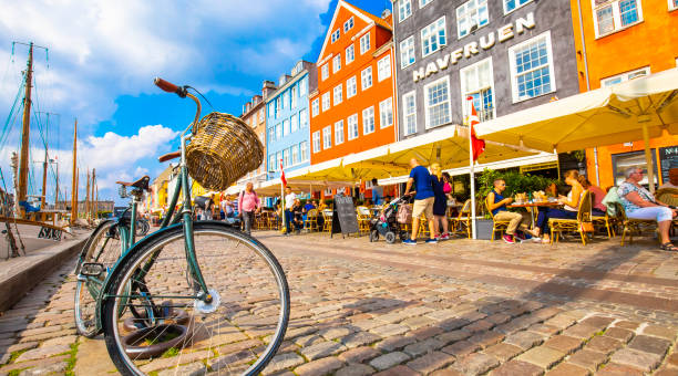 porto di nyhavn e centro storico di kopenhagen, danimarca - nyhavn canal foto e immagini stock