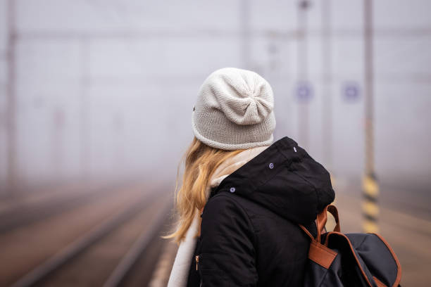 touristin wartet am bahnhof auf zug - leaving loneliness women railroad track stock-fotos und bilder