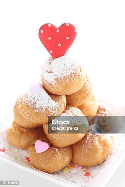 Croquembouche - zdjęcia stockowe i więcej obrazów Bez ludzi - Bez ludzi, Ciasteczko, Ciasto