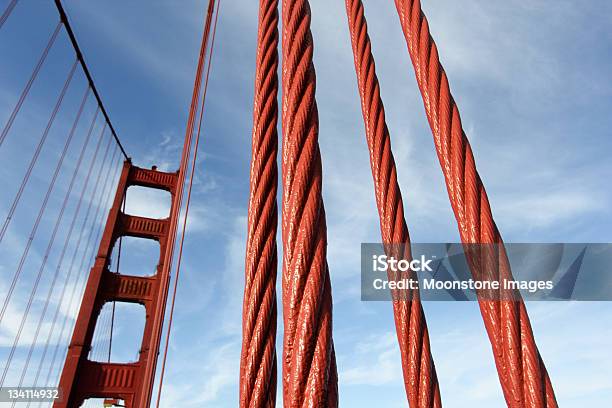 ゴールデンゲートブリッジはサンフランシスコカリフォルニア州 - ゴールデンゲートブリッジのストックフォトや画像を多数ご用意 - ゴールデンゲートブリッジ, クローズアップ, 建築