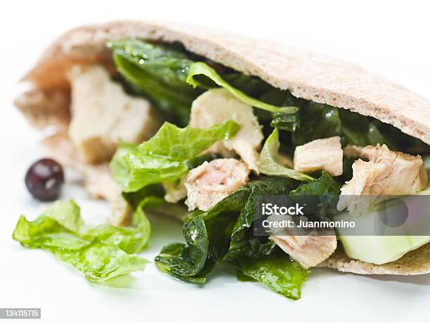 Un Sándwich De Ensalada De Atún Pan De Pita Foto de stock y más banco de imágenes de Pan pita - Pan pita, Atún - Pescado, Ensalada de atún