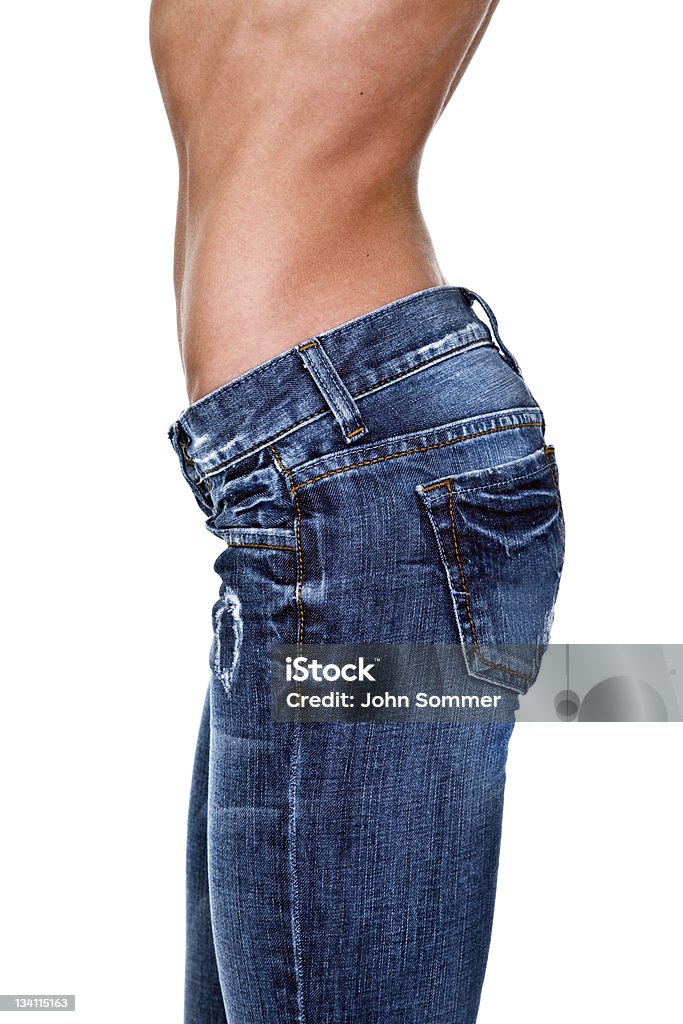 Vista lateral de cuerpo hembra wearing jeans - Foto de stock de Desnudarse libre de derechos