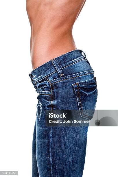 Vista Lateral Do Corpo Da Mulher Vestindo Jeans - Fotografias de stock e mais imagens de Calças de Ganga - Calças de Ganga, Despir, Mulheres