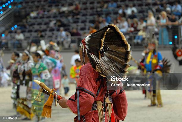 American Indian Dyrektor Od Tyłu - zdjęcia stockowe i więcej obrazów Pow-wow - Pow-wow, Apacze - Północnoamerykańska kultura plemienna, USA