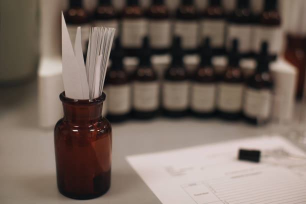 maqueta de botella de vidrio marrón con papel secante para probar el olor a aceite esencial y aceite de fragancia. - perfumado fotografías e imágenes de stock