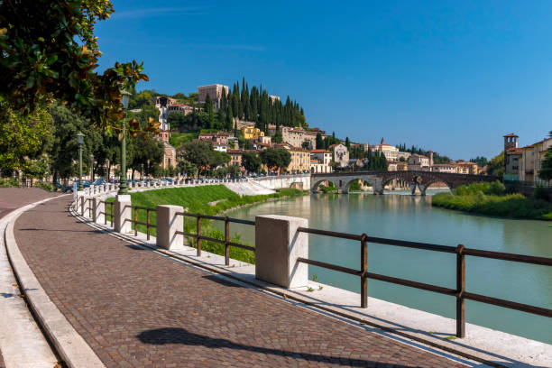 fiume adige e centro storico verona in italia - verona foto e immagini stock