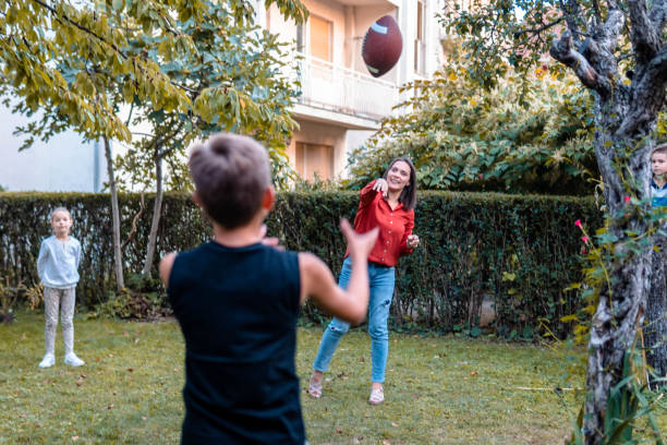 giocare a calcio - playing catch foto e immagini stock