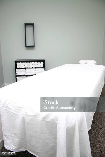 Mesa De Massagem - Fotografias de stock e mais imagens de Alívio - Alívio, Corpo humano, Descontrair