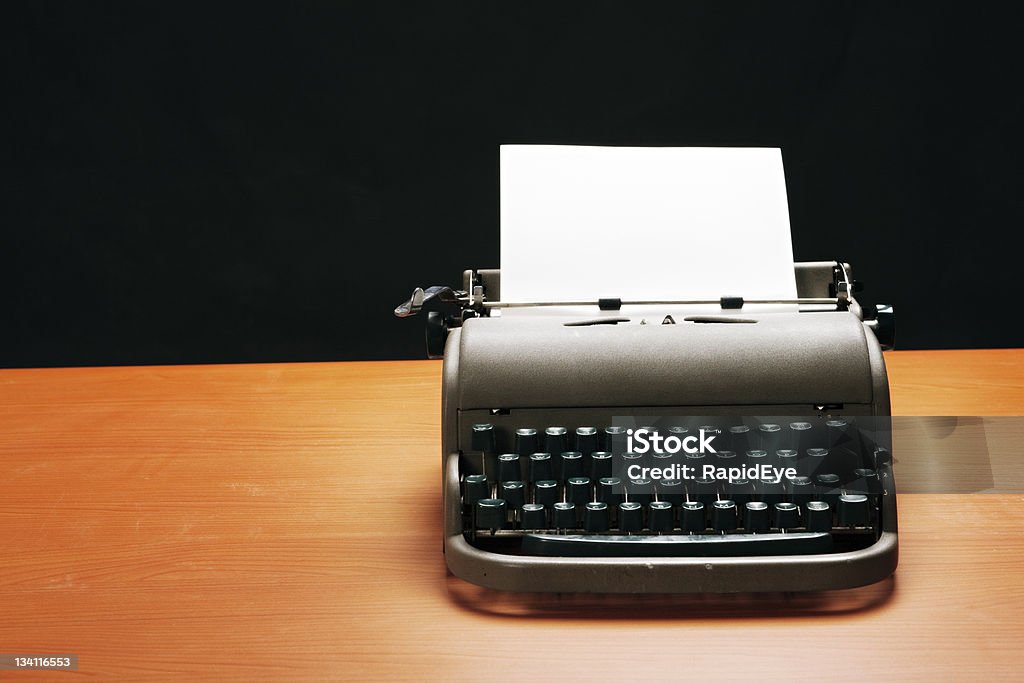Retro manual máquina de escribir con hoja de papel en blanco - Foto de stock de 1940-1949 libre de derechos