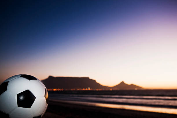 bola de futebol contra silhouetted table mountain - milnerton imagens e fotografias de stock