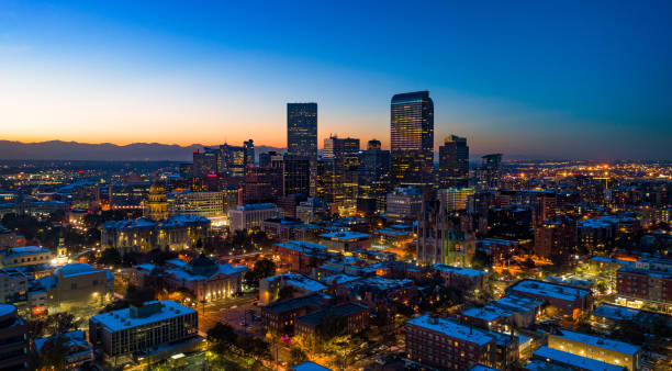 denver skyline aerial at dusk with sunset and mountains - 5957 imagens e fotografias de stock