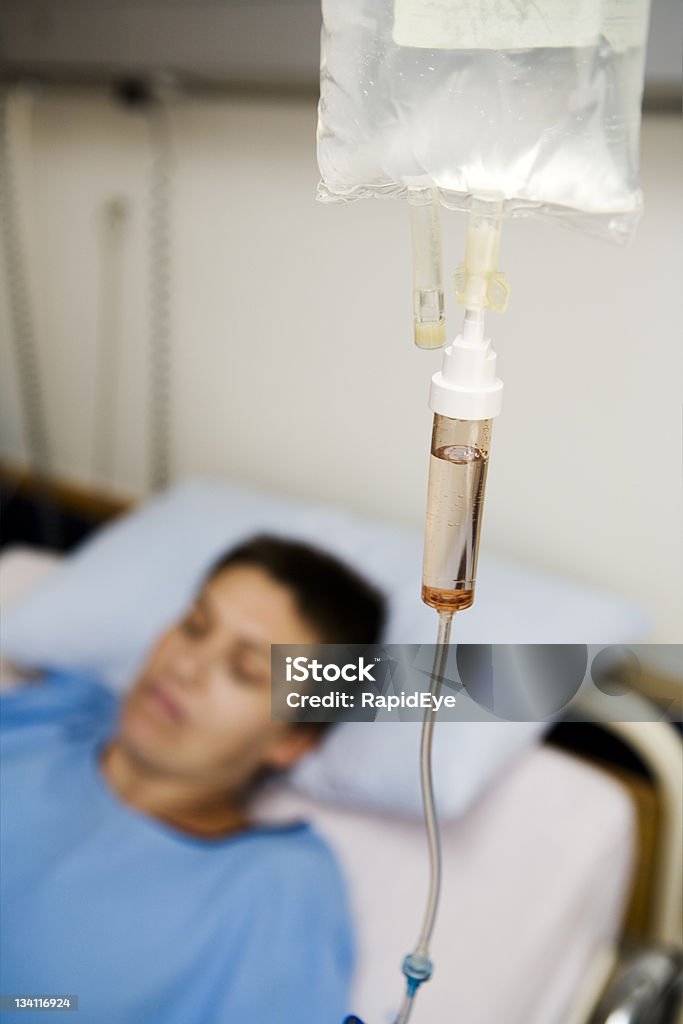 Ospedale paziente con goccia - Foto stock royalty-free di Adulto