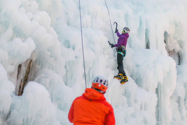 medida de seguridad durante las escaladas en hielo - cascada de hielo fotografías e imágenes de stock