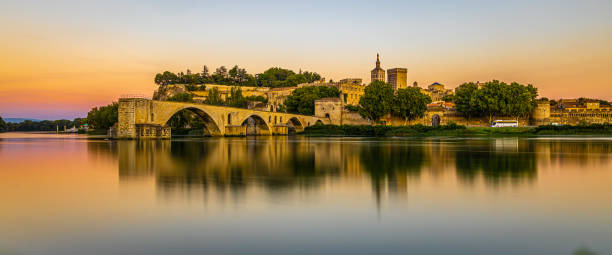 a vista do pôr do sol de avignon, uma cidade na região da provença da frança - rhone bridge - fotografias e filmes do acervo