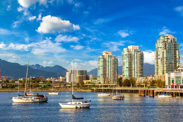 фолс-крик в ванкувере, канада - vancouver harbor vancouver harbor marina стоковые фото и изображения