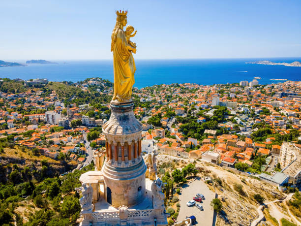 die luftaufnahme der basilique notre-dame-de-la-garde in marseille, einer hafenstadt in frankreich - marseille notre dame de la garde tower cathedral stock-fotos und bilder