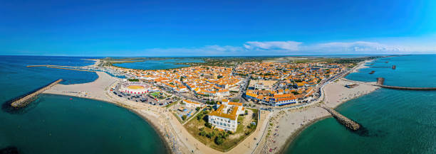 widok z lotu ptaka na saintes-maries-de-la-mer, stolicę camargue we francji - camargue saintes maries de la mer bodies of water landscapes zdjęcia i obrazy z banku zdjęć