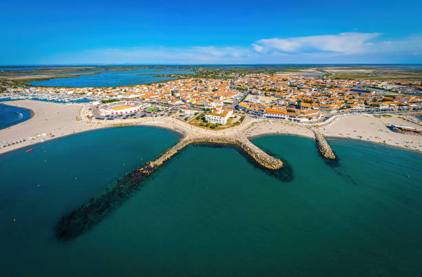 a vista aérea de saintes-maries-de-la-mer, a capital do camargue na frança - camargue saintes maries de la mer bodies of water landscapes - fotografias e filmes do acervo