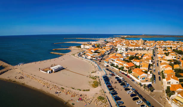 a vista aérea de saintes-maries-de-la-mer, a capital do camargue na frança - camargue saintes maries de la mer bodies of water landscapes - fotografias e filmes do acervo