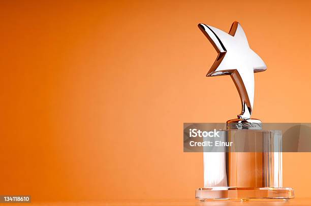 Premio Star Contra Gradiente De Fondo Foto de stock y más banco de imágenes de Forma de Estrella - Forma de Estrella, Logro, Premio