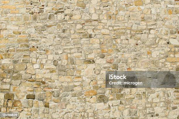 Grande Muro Di Pietra Medievale - Fotografie stock e altre immagini di Muro di pietra - Muro di pietra, Vecchio, Composizione orizzontale