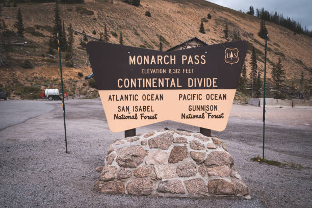 대륙 분열을 따라 높은 산악 도로인 모나크 패스표지판 - continental divide 뉴스 사진 이미지