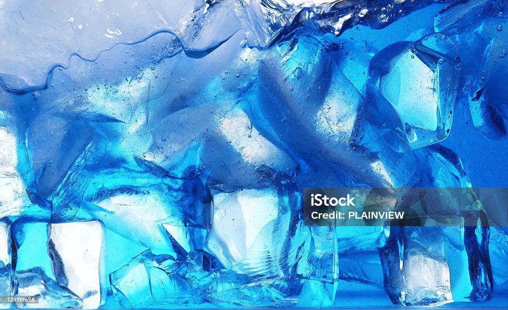 Cubos de hielo en azul - Foto de stock de Agua libre de derechos