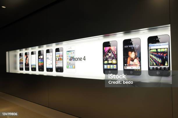 Показ Окна Для Iphone — стоковые фотографии и другие картинки Apple Computers - Apple Computers, Apple Store, GAFAM
