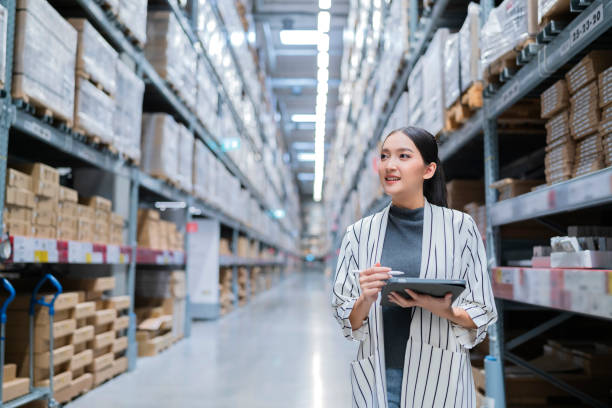 retrato de la propietaria de un negocio asiático utilizando una tableta digital que verifica la cantidad de inventario de productos en stock en el estante de la fábrica del almacén de distribución.logística negocio servicio de envío y entrega - industry asian ethnicity asia manager fotografías e imágenes de stock