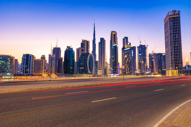 bella vista dei grattacieli o dello skyline della città di dubai insieme al burj khalifa catturato da marasi drive al business bay district, dubai, emirati arabi uniti. - night cityscape dubai long exposure foto e immagini stock