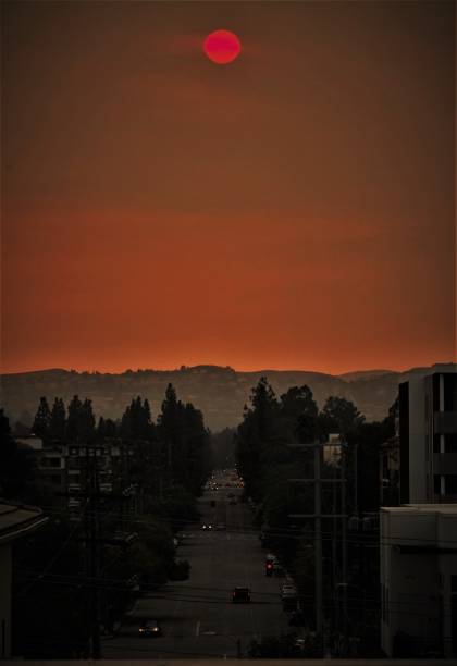 feuer rauch sonnenuntergang - woodland hills stock-fotos und bilder