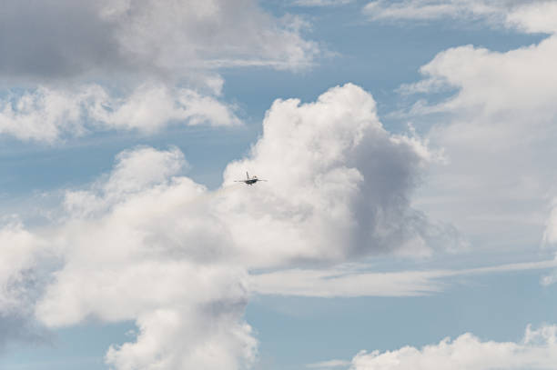 空を横切って広がるデンマーク空軍f-16飛�行機。 - pilot military air force cockpit ストックフォトと画像