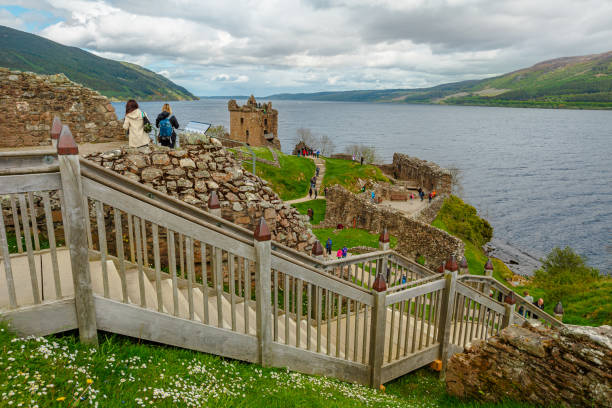 アークハート湖ネス城の観光客 - urquhart castle ストックフォトと画像