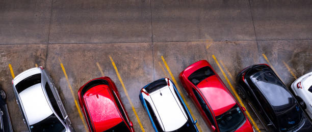 vista superior del automóvil estacionado en el estacionamiento de automóviles de concreto con línea amarilla de señal de tráfico en la calle. - traffic car street parking fotografías e imágenes de stock