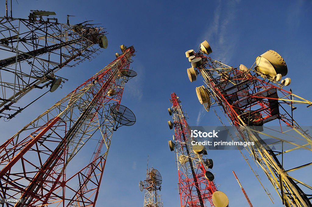 Tour de télécommunications avec un peu de soleil du matin - Photo de Fréquence libre de droits