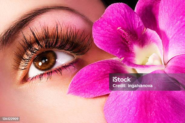Schöne Augen Stockfoto und mehr Bilder von Attraktive Frau - Attraktive Frau, Auge, Blume