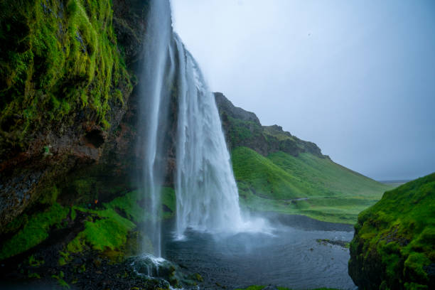 vista lateral de la cascada seljalandsfoss en islandia - large waterfall fotografías e imágenes de stock