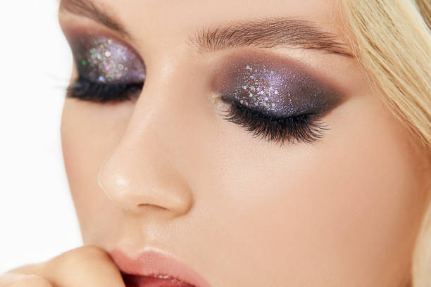 primer plano del ojo de mujer con maquillaje de noche. pestañas largas. ojos ahumidos - glitter make up eyelash human face fotografías e imágenes de stock